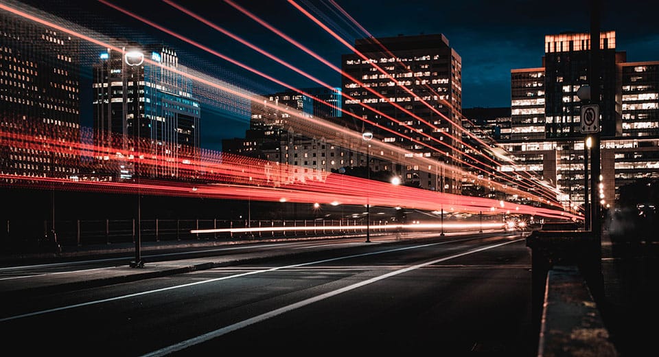 Straße mit Lichtstreifen bei Nacht