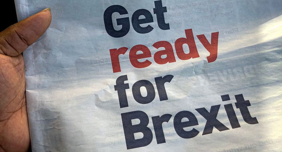 Hand mit Zeitung mit der Schlagzeile "Get ready for Brexit" - Brexit und Transport