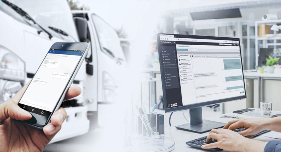 Splitscreen Fahrer mit Smartphone vor LKWs und Fuhrparkmanager im Büro tauschen Daten über App / Webplattform aus