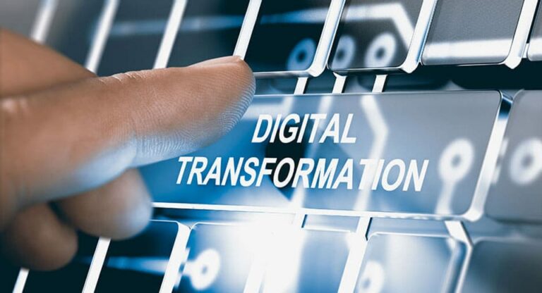Hand tippt auf Bildschirm mit Aufschrift Digitale Transformation - Transportunternehmen