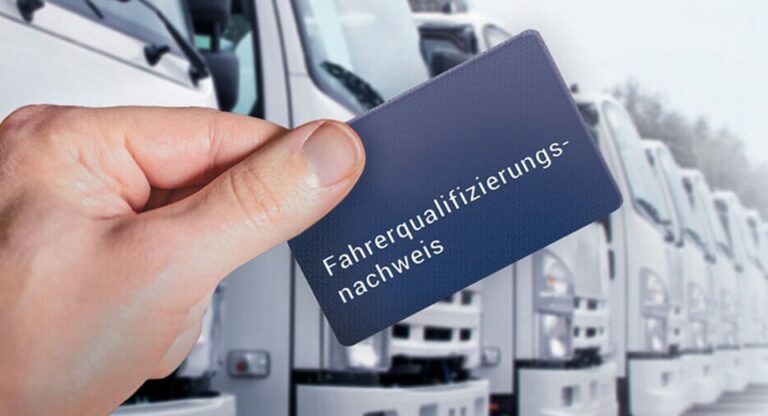 Hand mit Fahrerqualifikationsnachweis (FQN) statt Schlüsselzahl 95 vor Fuhrpark mit LKW