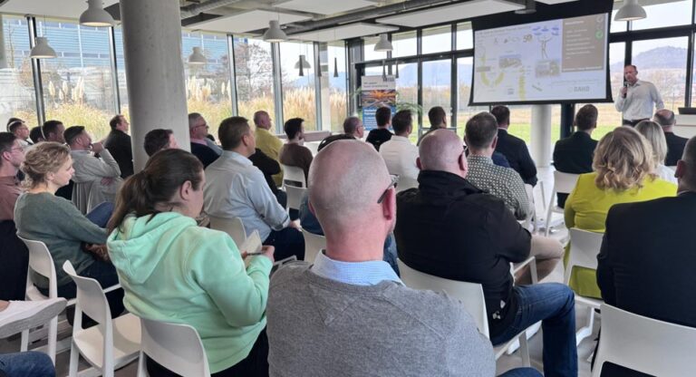 Publikum bei der Veranstaltung "DAKO Kompass" schaut zu einem Vortradenden