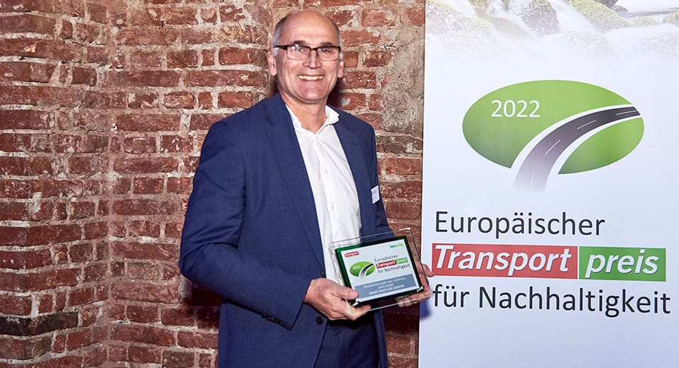 Dr. Harald Hempel mit der Auszeichnung "Europäischer Transportpreis für Nachhaltigkeit" bei der Verleihung