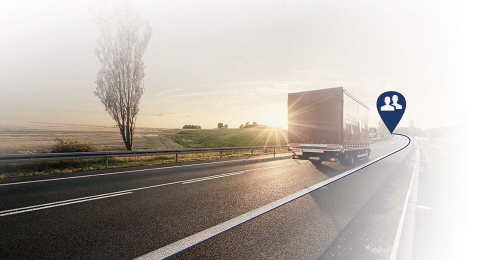 LKW fährt auf Straße in Sonnenuntergang - mit Telematik sicher unterwegs