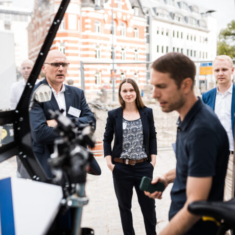 Personen bei Fahrzeugvorführung beim SMART CITY LOGISTIK Kongress