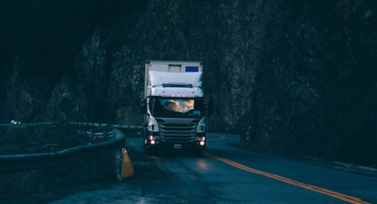 LKW auf Straße im Dunkeln - Corona Transport Ausnahmeregelungen