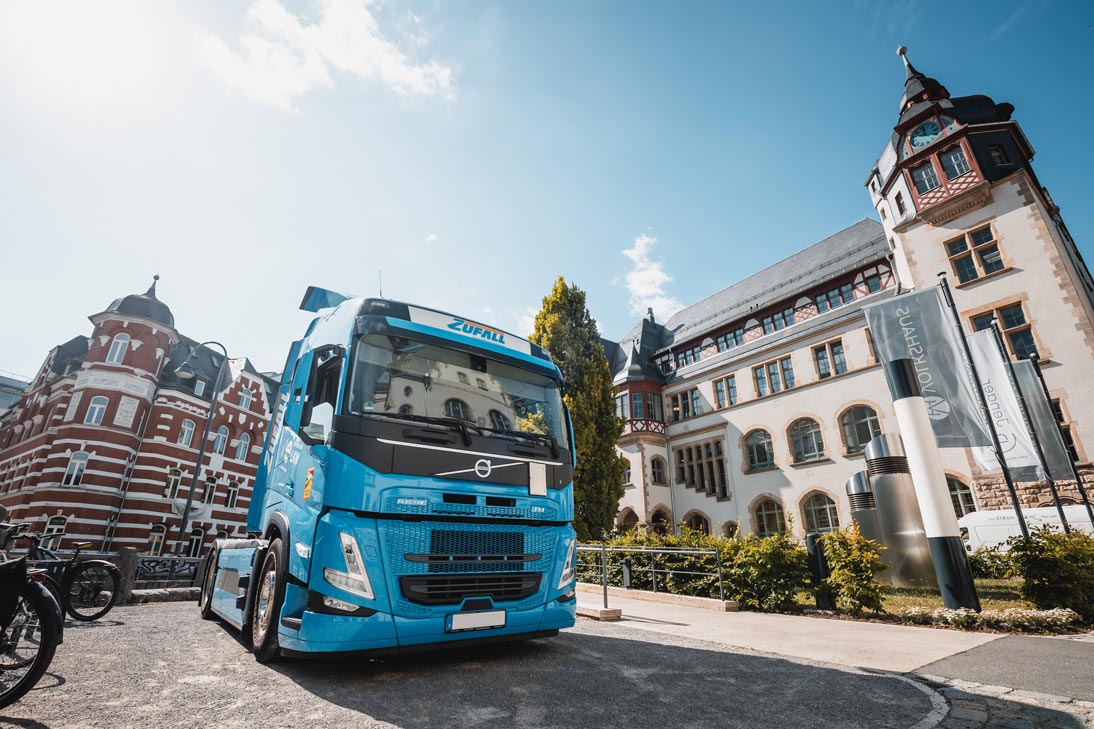 Alternativ angetriebener LKW vor dem Volkshaus Jena