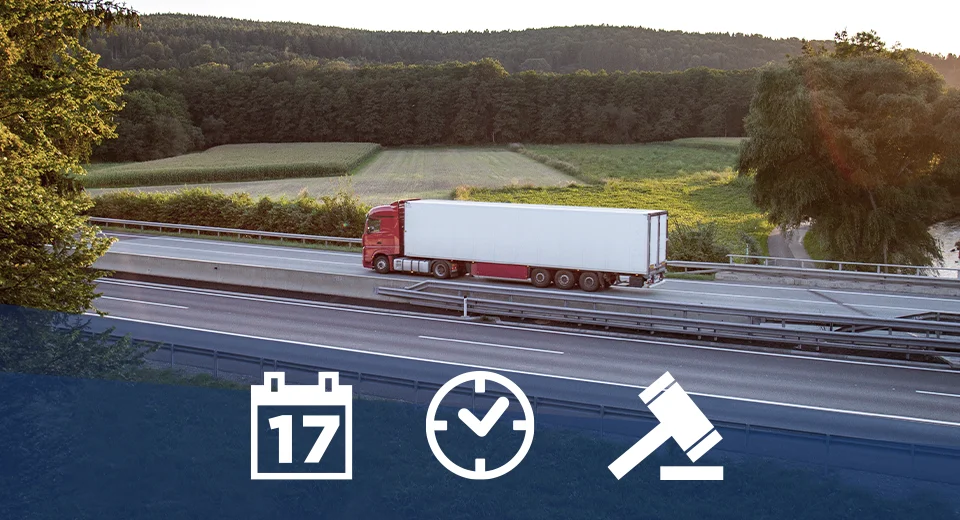 LKW Kühlwagen auf Autobahn am Sonntag