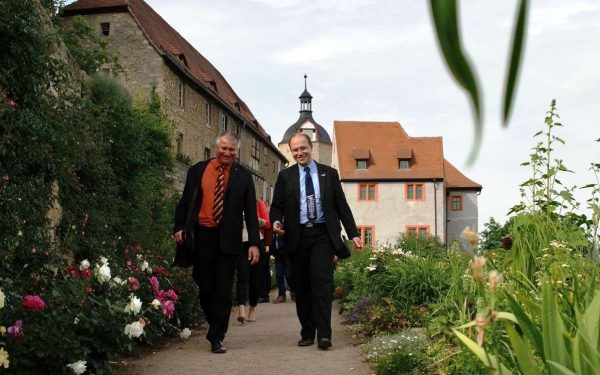 Projektträger Dr. Otten (DLR, links) mit Dr. Schau (FSU)