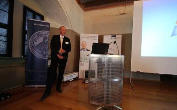 Moderator der Veranstaltung Herr Walter (KfdM)