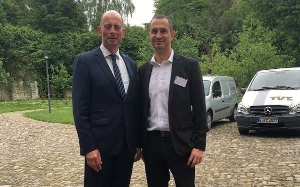 Wirtschaftsminister Wolfgang Tiefensee mit Konsortialführer Thomas Becke